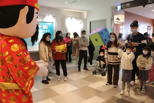 ▲財神爺分別於下午2時30分及4時現身，發現糖果與紅包，還會與現場消費者擲骰子試手氣，喜氣洋洋。（圖／業者提供）