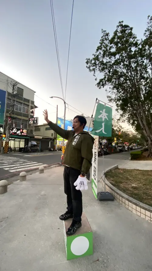 ▲ 大岡山區邱志偉子弟兵蔡秉璁是背著「本人」的小關東旗。（圖／翻攝畫面）