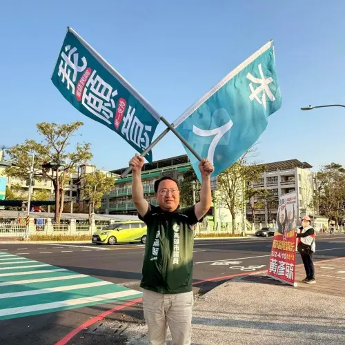 ▲ 爭取連任的前鎮小港議員黃彥毓跟簡煥宗一樣旁邊有「本人」的關東旗。（圖／翻攝畫面）