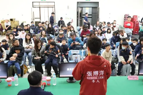 ▲ 無黨籍議員張博洋穿著印有本人的外套是因為很多選民都把他認為是助理，所以外套上面加了「本人」兩個字。（圖／南方問政辦公室提供）