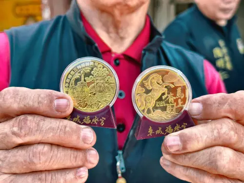 ▲車城福安宮從大年初一至初五每日上午10:00及下午2:00發放招財錢母。（圖／車城福安宮開基福德正神祖廟臉書）