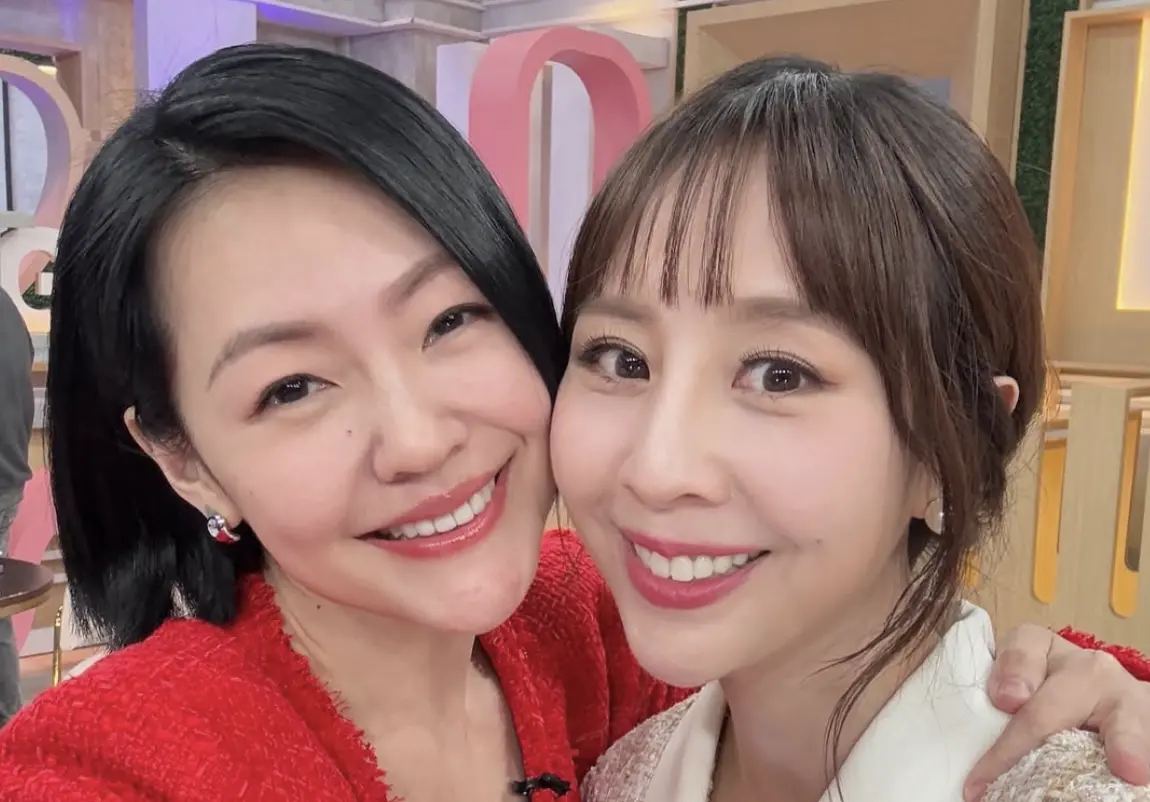 ▲小S（左）表妹、主播張佳如（右）在IG分享過年穿搭，因赤馬年不宜直接穿大紅色，她的解法是加件冷色系外套，綜合掉火氣，又能討吉利。（圖／翻攝自張佳如IG@chelseychang1122）