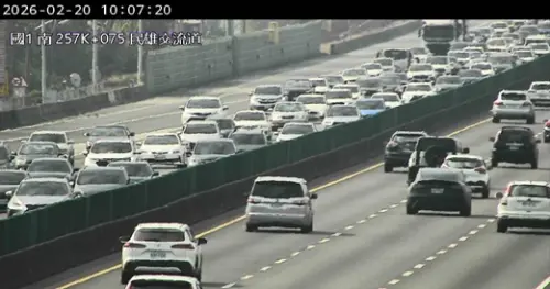 ▲國1北向257.6公里處發生2輛小客車追撞事故，占用內線車道，於10時6分排除，造成後方車流回堵4公里。（圖／高速公路局提供）