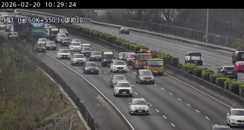 ▲國1北向260.9公里處發生3輛小客車追撞事故，占用內線車道。（圖／高速公路局提供）