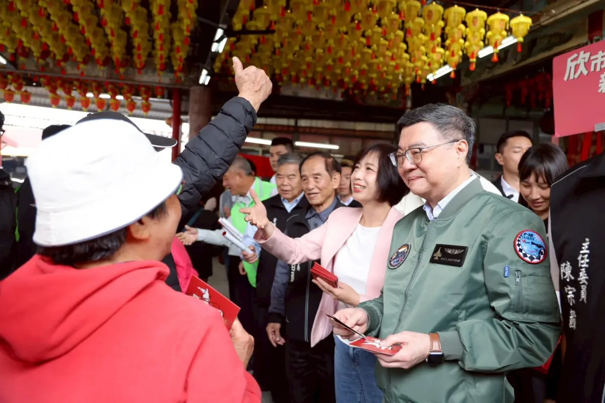 ▲卓榮泰到台中豐原武德宮、東勢東聖宮參拜祈福並發放小紅包。（圖／行政院提供，2026.02.20）