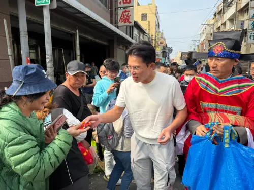 ▲黃國昌在彰化縣二林鎮街頭發放小紅包。（圖／民眾黨彰化縣黨部提供，2026.02.20）
