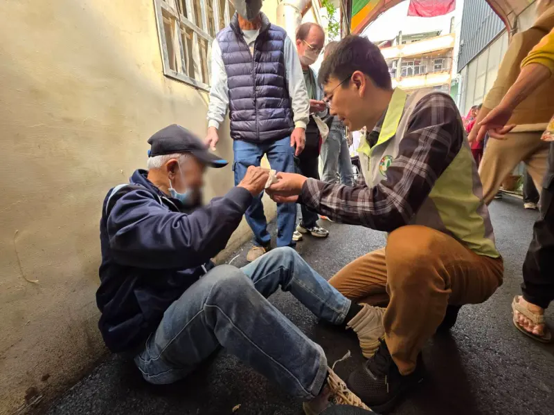 柯文哲看過來！不只賴清德奇怪　綠牙醫選將遇老人家暈眩也這樣做