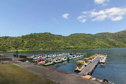 鯉魚潭悲劇疑似小船飆速航行釀湧浪奪命　觀光署：比對監視畫面中
