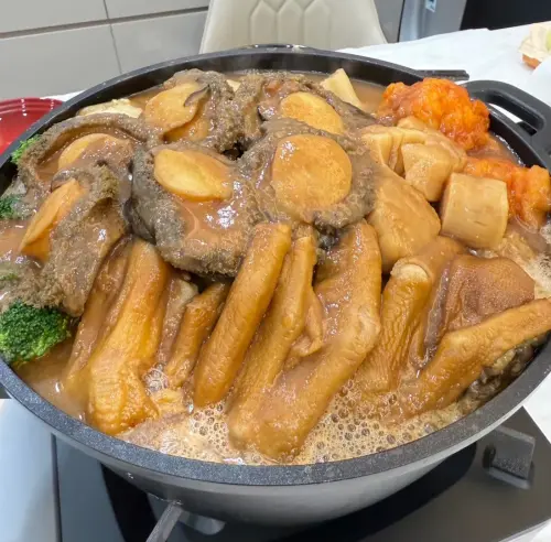 ▲吳申梅今年過年和老公一起在家吃鮑魚盆菜（如圖），將豐盛的幸福分享給粉絲。（圖／喜上梅梢娛樂提供）