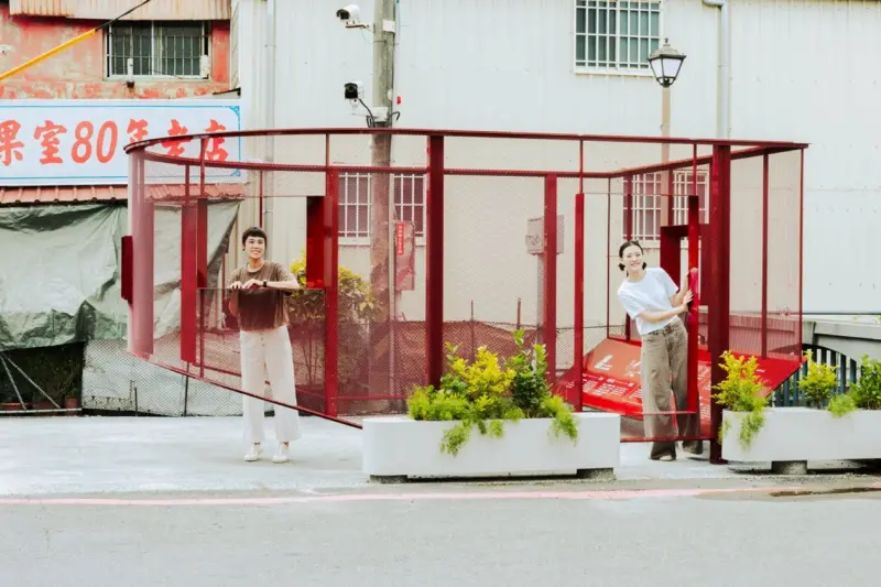    ▲「香蕉故鄉」的旗山商圈，今年度融合重塑區域品牌，提取老街標誌性的「紅磚」與「拱門」元素，將導引標示與公共設施融入街景，展現深厚人文底蘊，為春節增添美好回憶。（圖／商業署提供）  