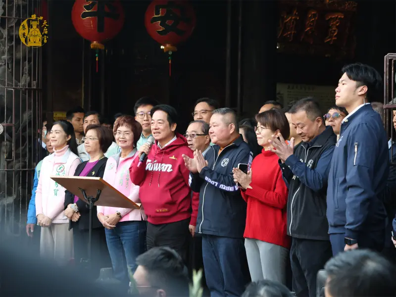    ▲王惠美和整排笑意盈盈的綠營人士站在一起，表情嚴肅地盡好「當地方官」的本分。（圖／翻攝鹿港天后宮臉書，2026.02.19）  
