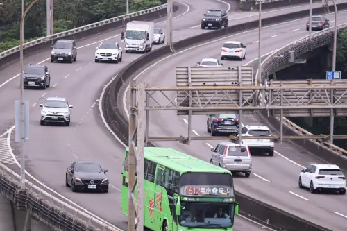 ▲貨車行駛國道時，裝載物必須妥善覆蓋並確實綑紮，若貨物出現滲漏、飛散或掉落情形，將處以9000至18000元罰鍰。（圖／記者朱永強攝）
