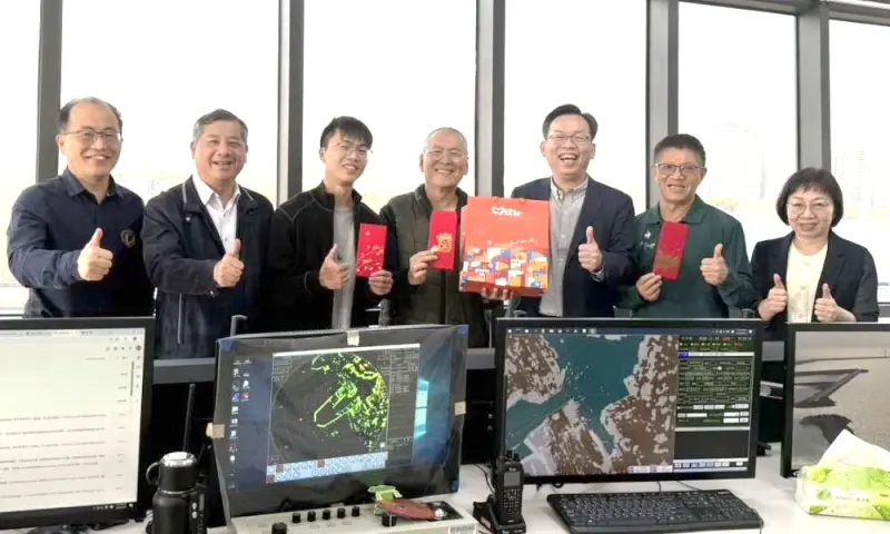 ▲交通部次長林國顯(右3)由台灣港務公司總經理王錦榮(左2)陪同，到安平國際商港視察並慰勞春節期間堅守崗位的值班同仁。(圖／台灣港務公司提供)