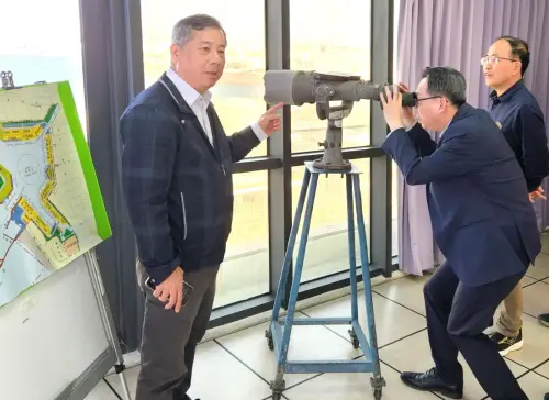 ▲交通部次長林國顯(中)到安平國際商港視察，由台灣港務公司總經理王錦榮(左1)進行有關安平國際商港業務簡報。(圖／台灣港務公司提供)