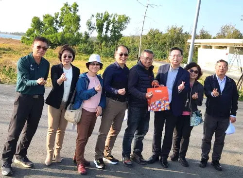 ▲交通部次長林國顯(右3)由台灣港務公司總經理王錦榮(右1)陪同，到安平國際商港視察並慰勞春節期間堅守崗位的值班同仁。(圖／台灣港務公司提供)