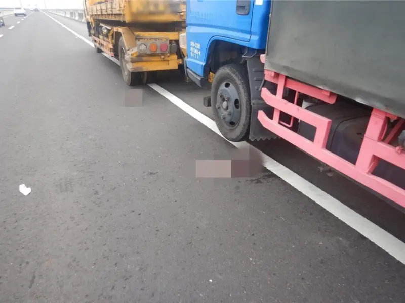 ▲台61線拖吊車司機執行道路救援時遭撞，造成頭骨破裂、右腿變形送醫，而肇事駕駛竟直接跑了。（圖／警方提供）