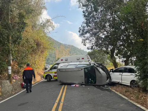 快訊／六龜台27線2車對撞！休旅車側翻零件散落　11人受傷送醫
