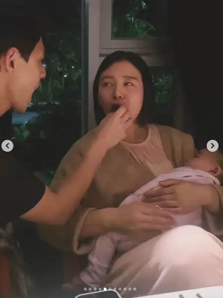 ▲劉品言（右）甜蜜告白，人生裡出現老公、女兒，是她去年得到最大的禮物。（圖／劉品言IG ＠esther88）