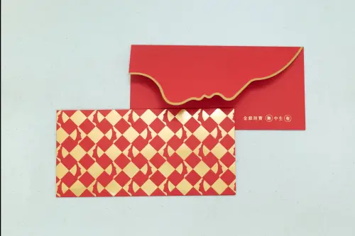 ▲江蕙在除夕夜送出超過300個紅包袋給工作人員，紅包袋很有巧思，有江蕙的側臉，還有「金銀財寶，無中生有」的祝福語。（圖／寬宏藝術提供）