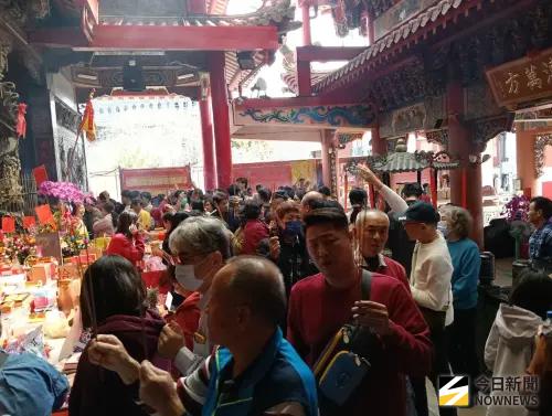 ▲接神日一大早，便湧入大批信眾湧入玉闕朝仁宮迎財神、祈求新年平安順遂(圖／柳榮俊攝2026.2.20)