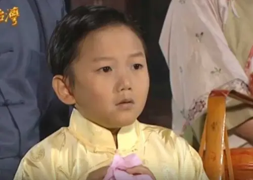 《戲說台灣》童星本尊48歲！觀眾傻眼　135cm被封「真人版柯南」
