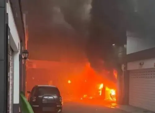 ▲20日台南歸仁區一處民宅發生火災，現場火焰與濃煙不斷竄出，造成2人受傷；疑似住戶燒金紙時，爐火不慎引燃電動車所致。（圖／翻攝畫面）