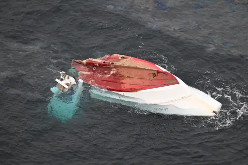 ▲日本三重縣外海今（20日）發生貨船與海釣船相撞事故，導致海釣船斷成兩截、翻覆毀損。（圖／美聯社／達志影像）