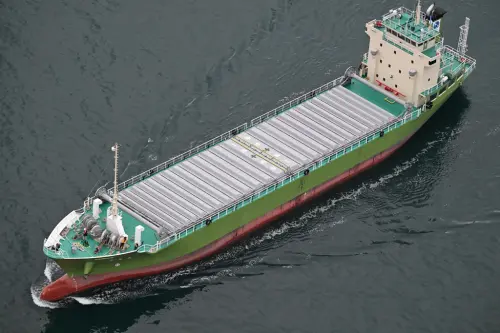 ▲日本三重縣外海今（20日）發生貨船與海釣船相撞事故，導致海釣船斷成兩截、翻覆毀損。（圖／美聯社／達志影像）