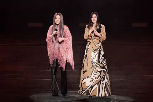 江蕙睽違16年合體江淑娜！她親暱討紅包　二姐掏200元笑翻全場
