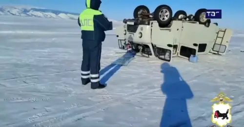 ▲俄羅斯貝加爾湖1月底發生觀光車翻覆事故，1名中國遊客死亡、4人受傷。（圖／翻攝自微博）