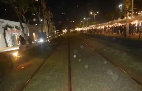 ▲20日有一名17歲少年闖越高雄的輕軌路口遭擦撞，列車急停，所幸無人傷亡，全線停駛40分鐘後恢復營運。（圖／翻攝畫面）