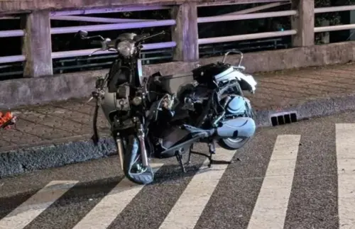 ▲猛烈撞擊致機車解體零件散落，騎士重傷無心跳，送新店慈濟醫院急救仍不治。（圖／翻攝畫面）