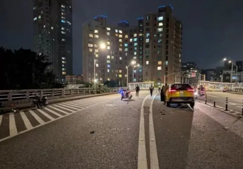 ▲肇事計程車則停在路中央，車頭嚴重凹陷。（圖／翻攝畫面）