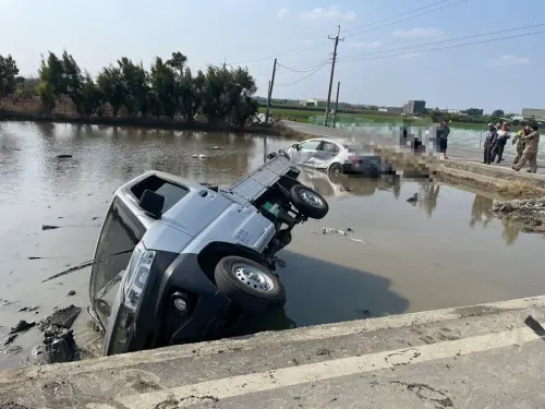 嘉義水上驚險車禍！2車碰撞翻落水田　60歲婦遭貨車壓住一度命危
