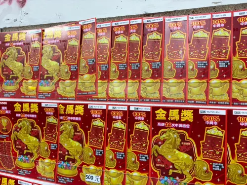 ▲500元面額的刮刮樂「金馬獎」也是彩卷行員工公認虧錢款，100元獎項超過印製數量一半以上。（圖/記者張嘉哲攝）