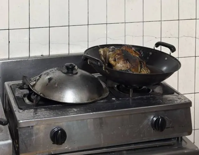 疑似煮菜忘記關火！新北三重公寓驚傳火警　爐具遭燒毀、2人送醫