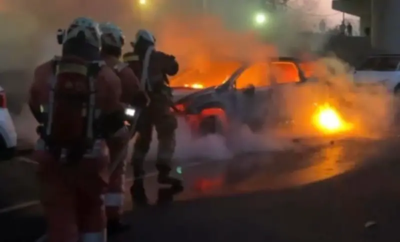 大過年想不開！新竹婦人點火燒車　前後2車慘遭波及