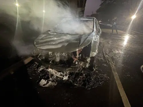 ▲ 新竹東區左岸棒球場20日晚間發生汽車火警，疑似有一名55歲女子引火燃燒車輛，隨即逃離車輛，火勢還波及2車，當事人意識清楚送醫。（圖／翻攝畫面）