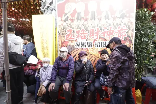 ▲松山霞海城隍廟大年初五發錢母，頭香大年初三就開始排隊。（圖／記者吳翊緁攝）
