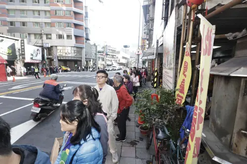 ▲初五一早7時就出現排隊人龍。（圖／記者吳翊緁攝）