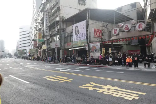 ▲松山霞海城隍廟大年初五發錢母，現場排隊人龍綿延逾1公里。（圖／記者吳翊緁攝）