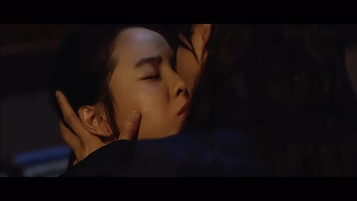 ▲宋智孝出道沒多久，因為主演大尺度的19禁片《霜花店：朕的男人》被大眾記住，後來轉型成為《Running Man》固定班底，現在還經營內衣副業，事業非常順遂。（圖／YouTube@쇼박스 SHOWBOX）