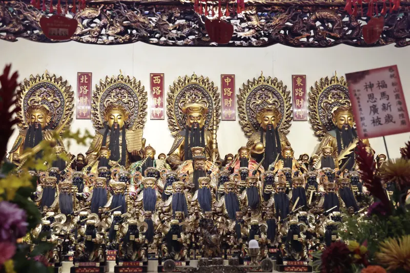 ▲大年初五迎財神開工，松山霞海城隍廟抽國運籤「上上籤」，廟方親授摸財神鬍鬚招財訣竅。（圖／記者吳翊緁攝）