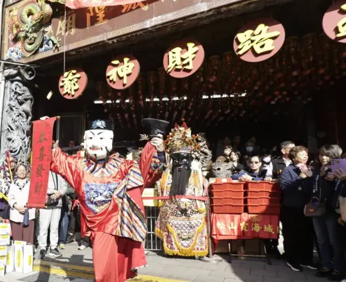 ▲松山霞海城隍廟大年初五發錢母，特地開放民眾摸財神鬍鬚。（圖／記者吳翊緁攝）