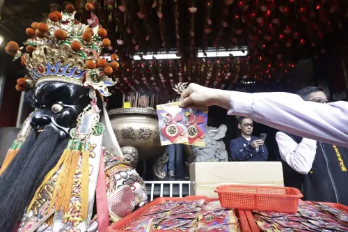 ▲松山霞海城隍廟大年初五發放馬年錢母，並開放民眾摸財神鬍鬚。（圖／記者吳翊緁攝）