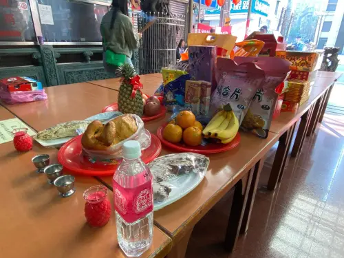 ▲開工拜拜必備三牲、象徵吉祥的水果以及土地公財神爺愛吃的甜食餅乾。（圖／HornJin 宏竟有限公司臉書）