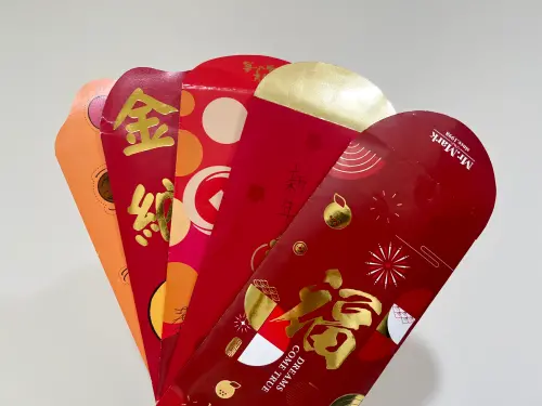 ▲開工拜拜結束後，不少公司行號會發放開工紅包。（圖／記者賴禹妡攝）