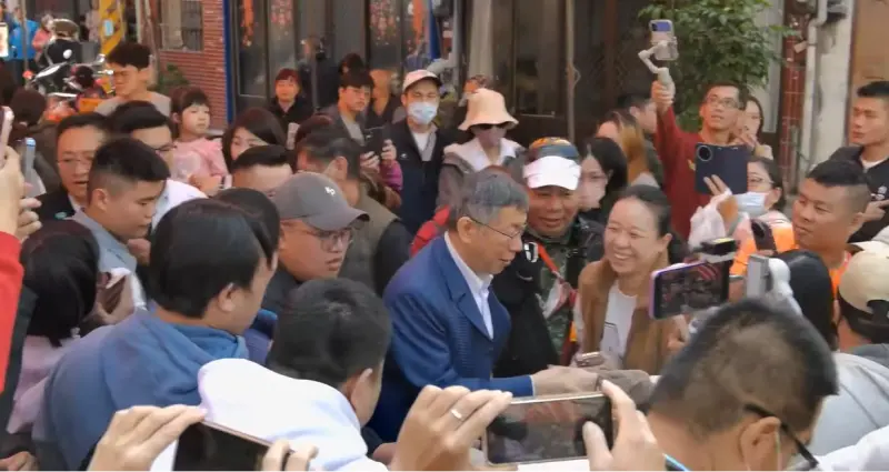 為了他還是手上的它？柯文哲今台中走透透　首站瘋湧近千民眾