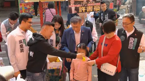 ▲柯文哲今天在台中跑透透，首站由江和樹發放彈簧燈籠。（圖／翻攝劉芩YT，2026.02.21）