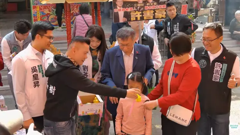    ▲柯文哲今天在台中跑透透，首站由江和樹發放彈簧燈籠。（圖／翻攝劉芩YT，2026.02.21）  